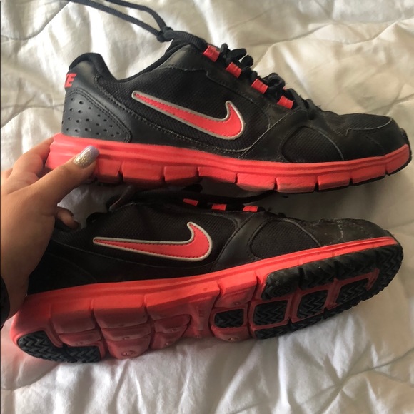Nike pink + black tennis shoes - Picture 4 of 6